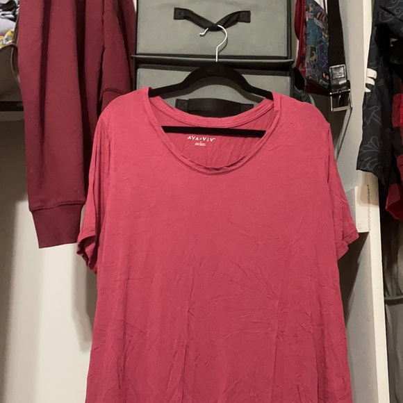 Red year-round vibe super comfort Tee - Picture 2 of 4